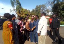 Govonor Kisumu County, Hon Peter Anyang Nyong'o'o greetings Deputy Mayor Gulu City, while Amb. Olara Otunnu and Cheif Justice Owiny Dollo looking at